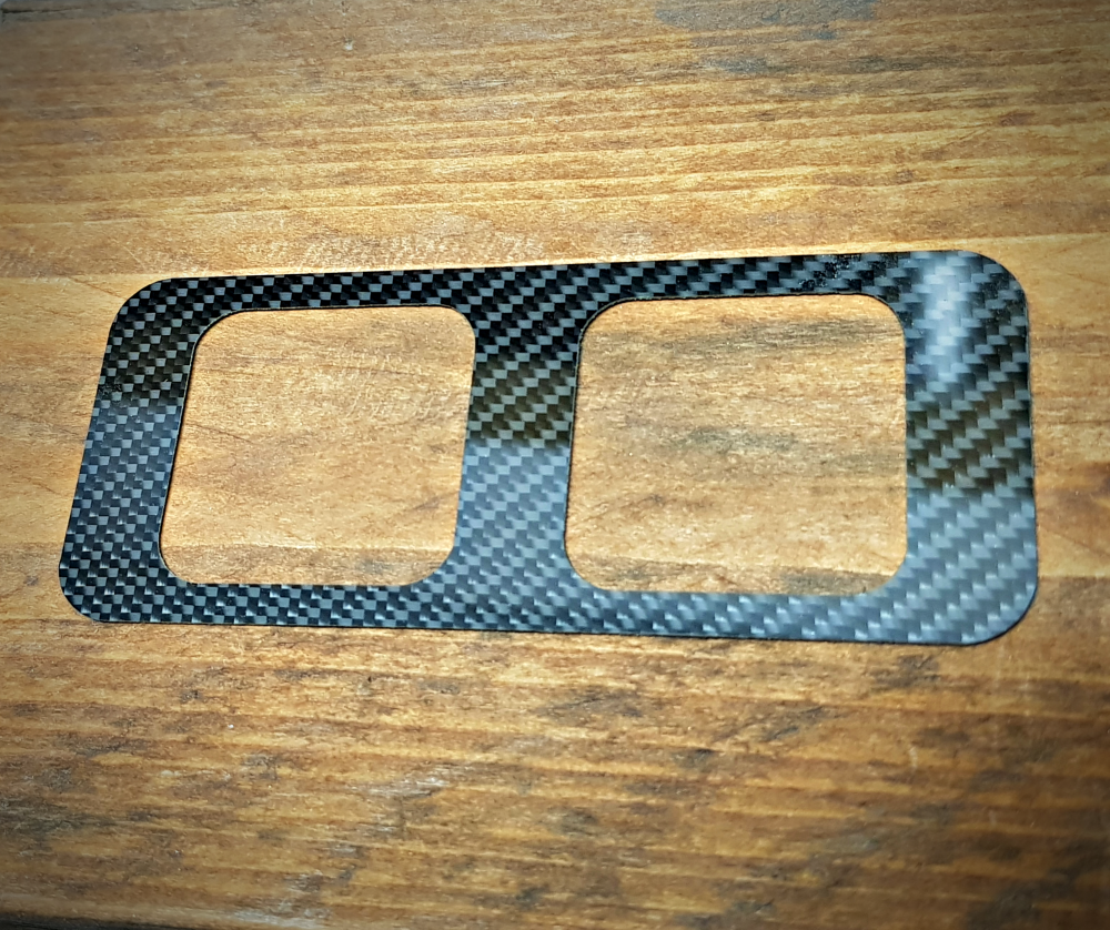 F599-010 Zierblende Echtcarbon Tanköffner