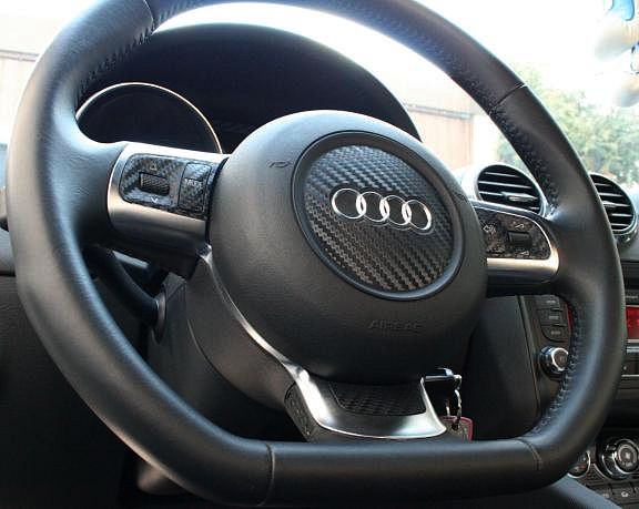 Carbon-look coating for the multifunction buttons on the steering wheel spoke