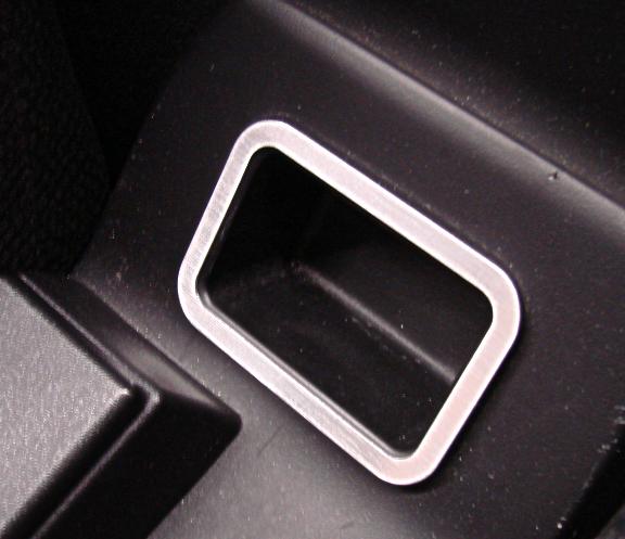 Storage compartment between the seats, frame