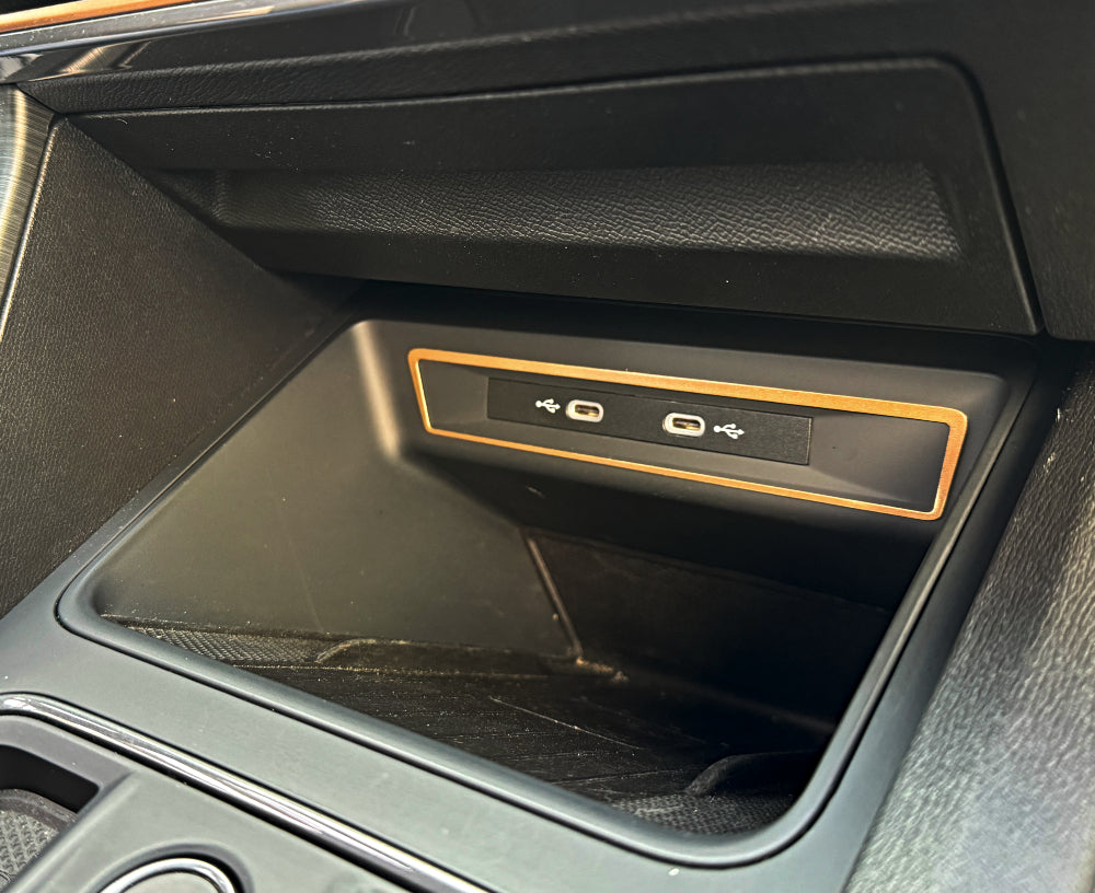 21c. Zierrahmen USB vorne