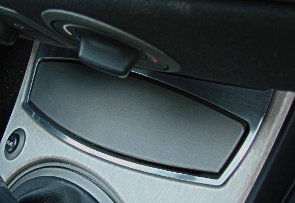 1 decorative frame around the ashtray