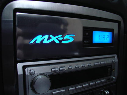 Bezel above/below radio lettering for DIN slot without CLOCK