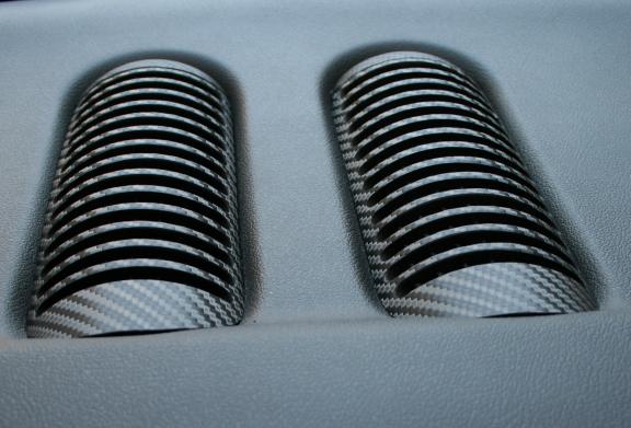 Carbon-look coating for center air vents