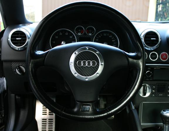 Carbon-look coating for the steering wheel