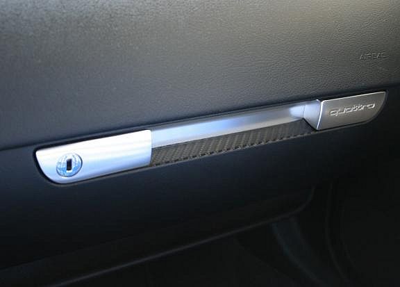 Carbon trim on the glove compartment