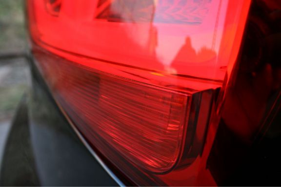 2x coating of the white areas of the taillight