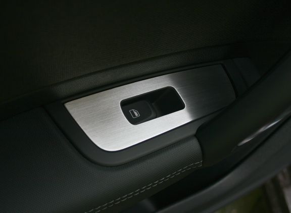2 aluminum trim bezels for rear windows (Sportsback)