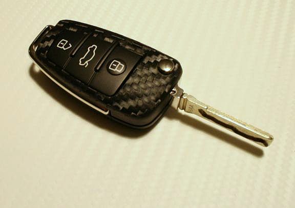Carbon-look coating for folding keys
