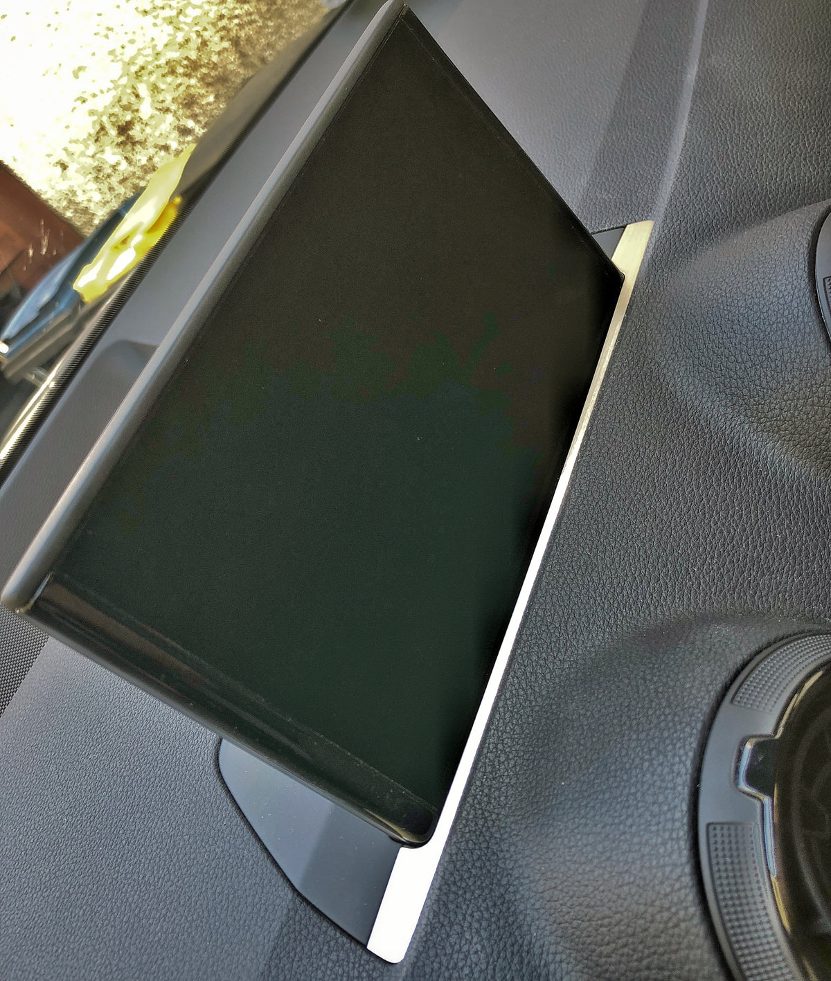 Q2052 :: 1 decorative trim piece in front of the display (small navigation system)