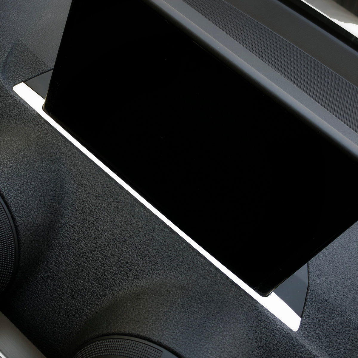 Q2052 :: 1 decorative trim piece in front of the display (small navigation system)