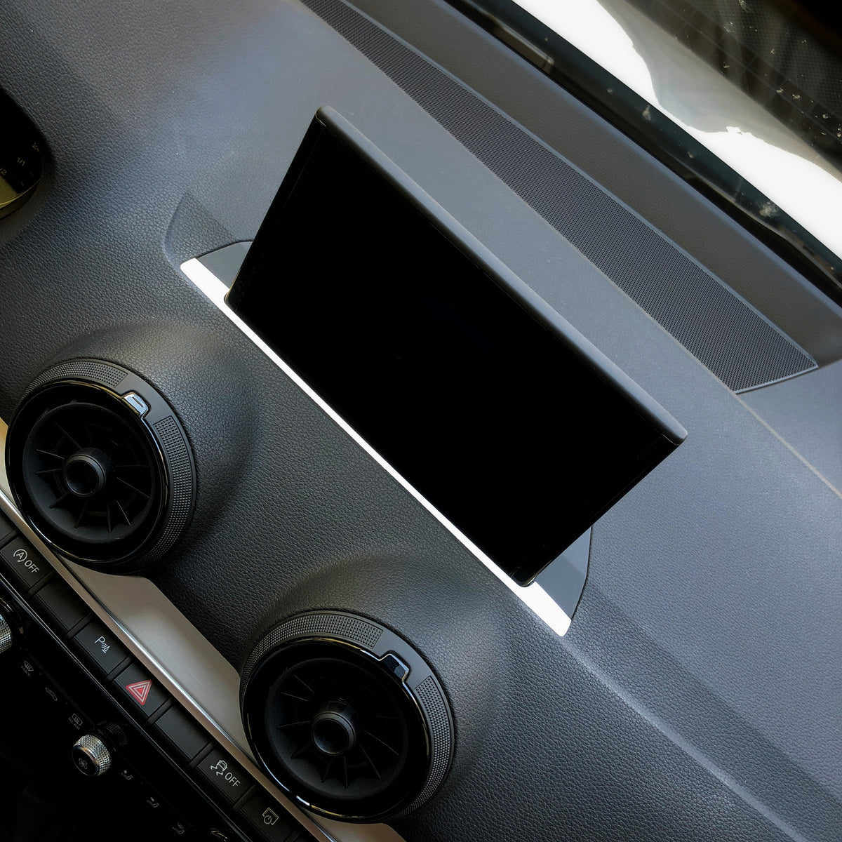 Q2052 :: 1 decorative trim piece in front of the display (small navigation system)