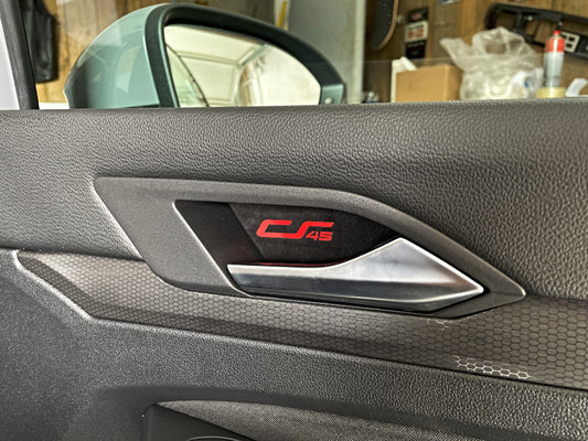 12. Zierblenden Türgriffeinleger Alcantara + Logo CS45