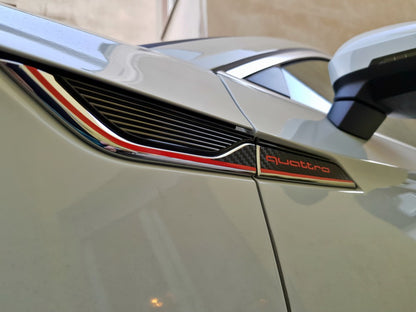 Dekor Kotflügel rot mit Logo / Carbon